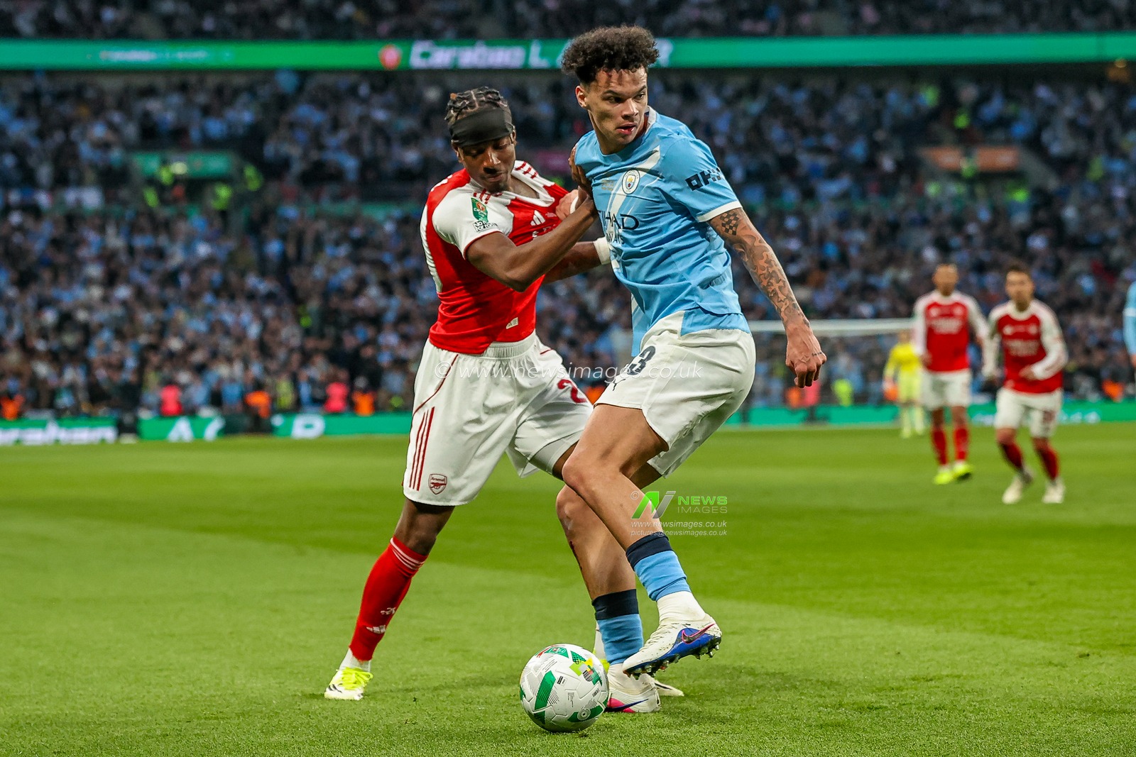 Nico O'Reilly of Manchester City battles for the ball  with Noni Madueke of Arsenal during the Carabao Cup Final match Arsenal vs Manchester City at Emirates, London, United Kingdom on 22 March 2026

(Photo by Alfie Cosgrove/News Images)