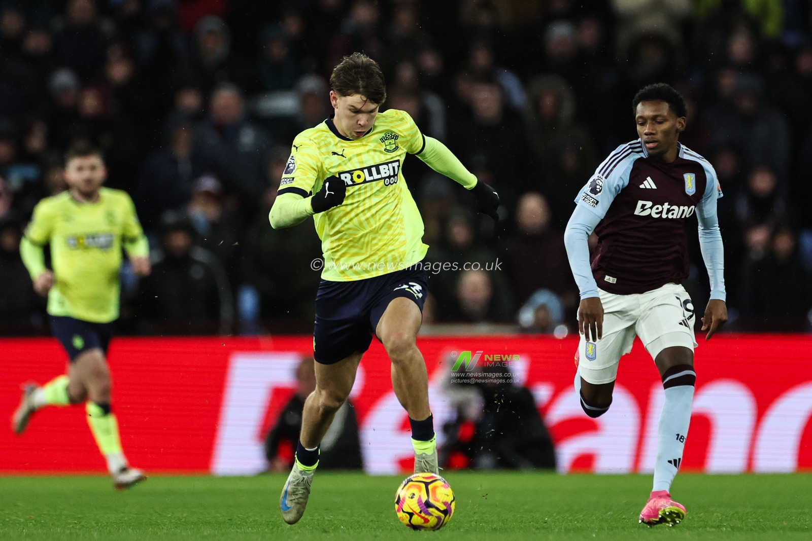 Tyler Dibling of Southampton breaks with the ball during the Premier League match Aston Villa vs Southampton at Villa Park, Birmingham, United Kingdom, 7th December 2024

(Photo by Mark Cosgrove/News Images)