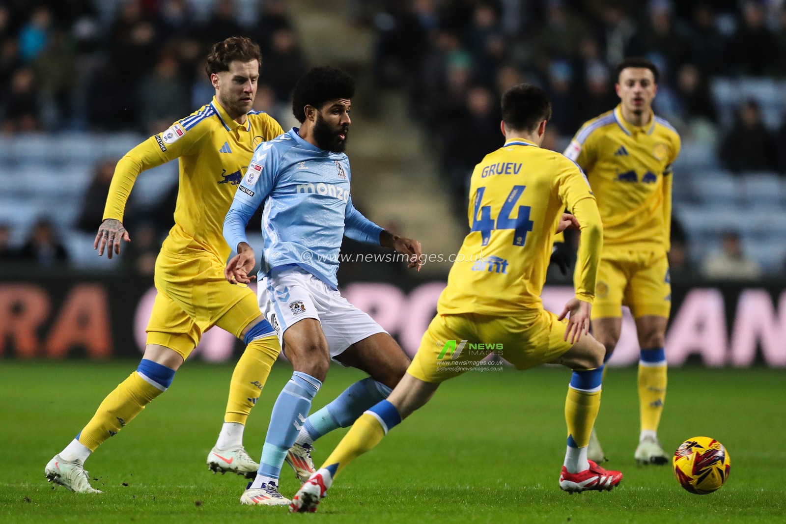 Ellis Simms of Coventry City passes the ball during the Sky Bet Championship match Coventry City vs Leeds United at Coventry Building Society Arena, Coventry, United Kingdom, 5th February 2025

(Photo by Gareth Evans/News Images)