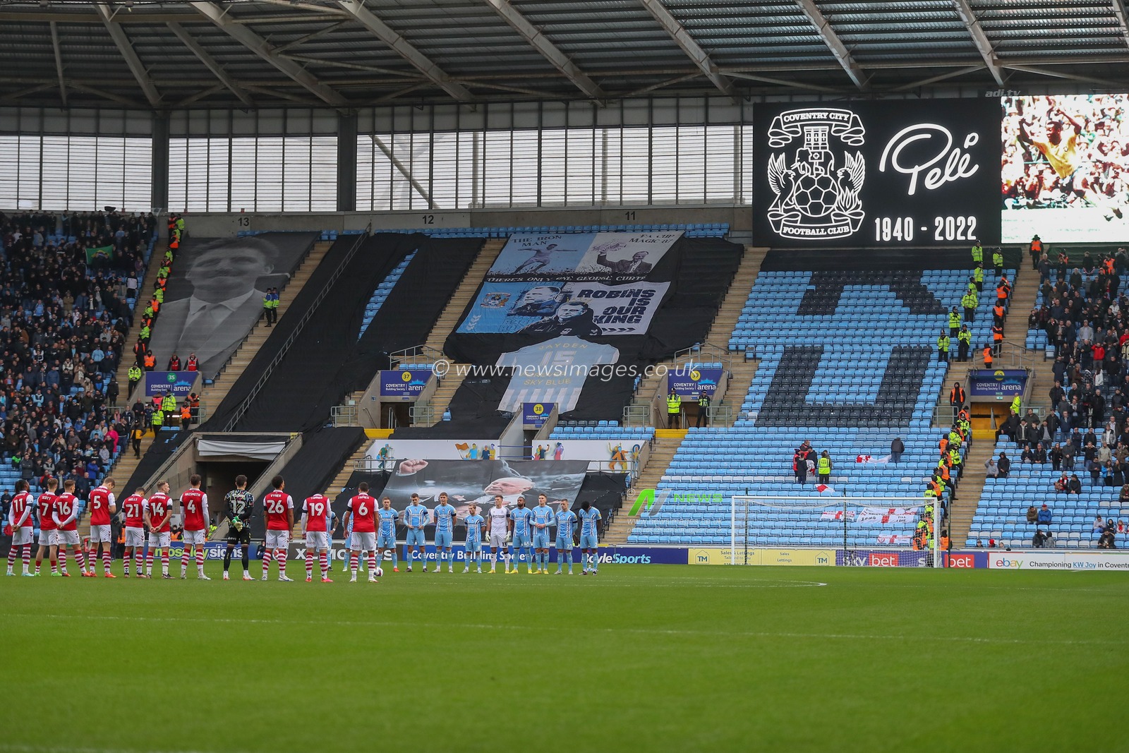 Both sets of players pay tribute to the late Pele during the Sky Bet Championship match Coventry City vs Bristol City at Coventry Building Society Arena, Coventry, United Kingdom, 1st January 2023

(Photo by Gareth Evans/News Images)
