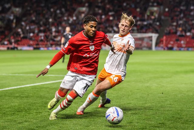 Tyrese Noslin of Barnsley and Finley Munroe of Blackpool battle for the ball during the Sky Bet League One match Barnsley vs Blackpool at Oakwell, Barnsley, United Kingdom on 02 September 2026

(Photo by Alfie Cosgrove/News Images)