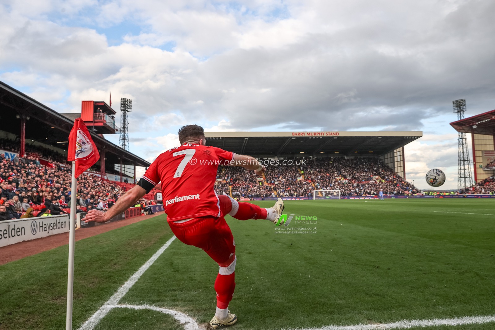 Nicky Cadden of Barnsley takes a corner during the Sky Bet League 1 match Barnsley vs Derby County at Oakwell, Barnsley, United Kingdom, 24th February 2024

(Photo by Mark Cosgrove/News Images)