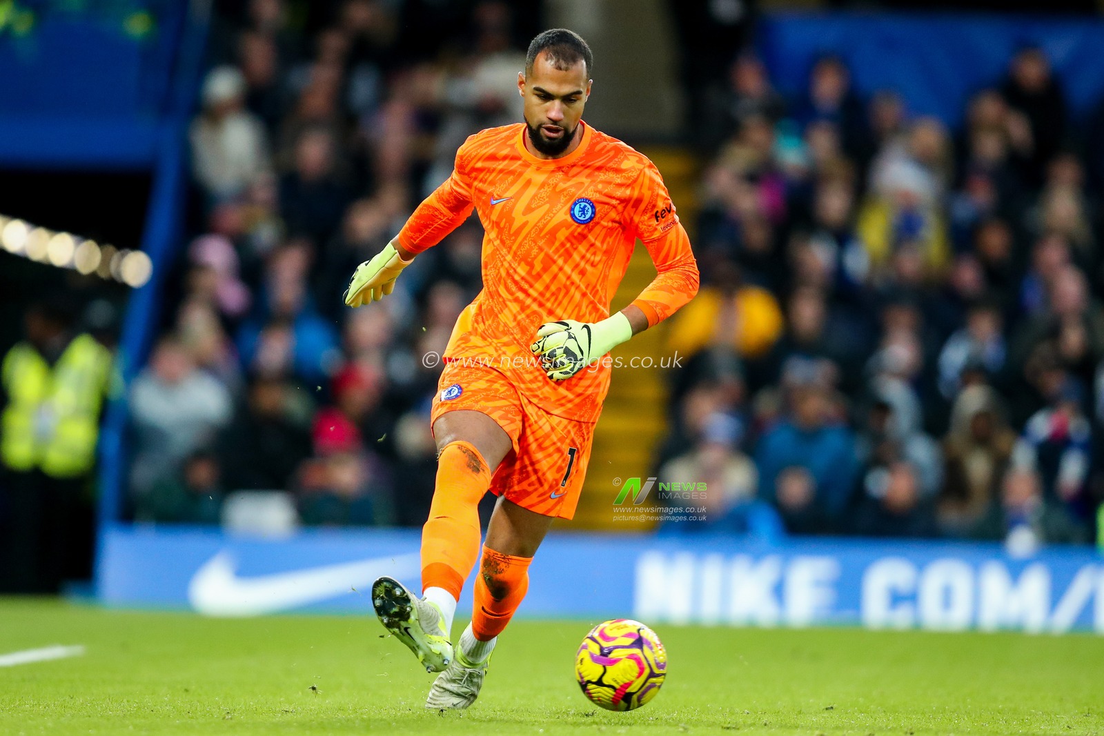 Robert Sanchez of Chelsea passes the ball during the Premier League match Chelsea vs Fulham at Stamford Bridge, London, United Kingdom, 26th December 2024

(Photo by Izzy Poles/News Images)