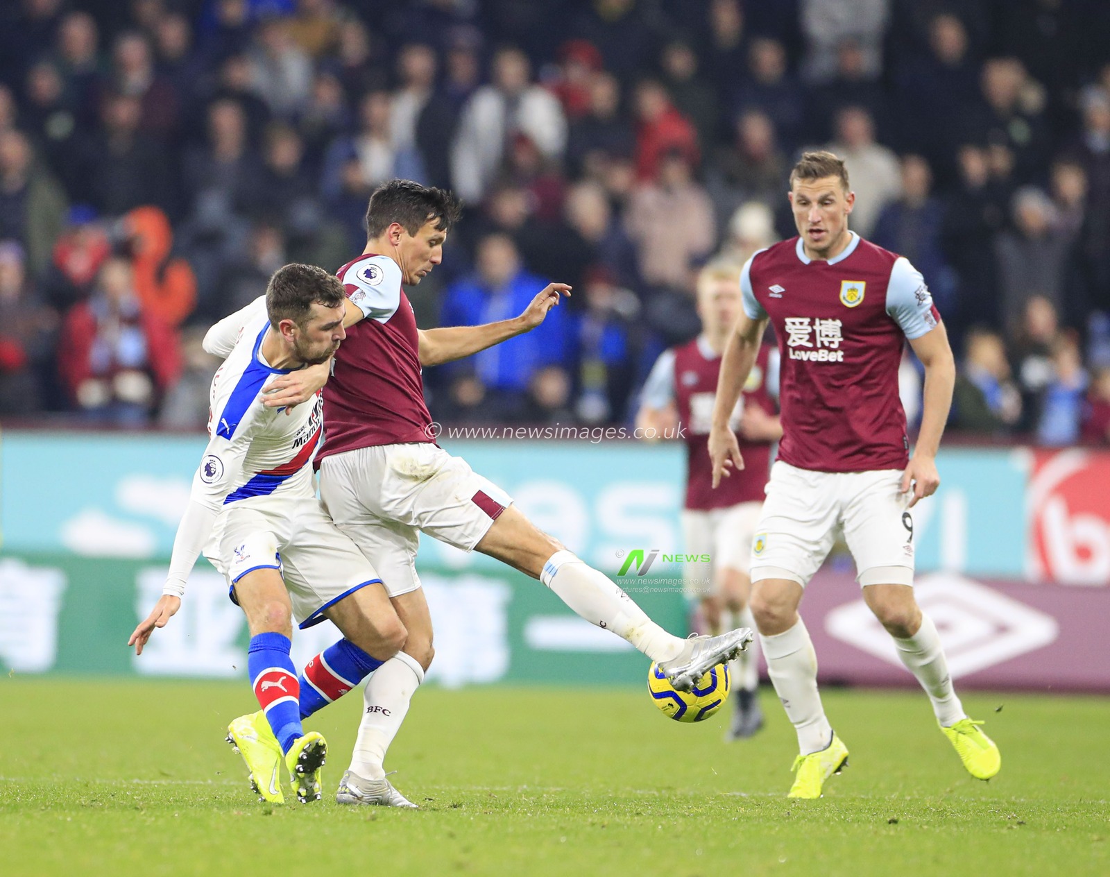 30th November 2019, Turf Moor, Burnley, England; Premier League, Burnley v Crystal Palace : Jack Cork (4) of Burnley and James McArthur (18) of Crystal Palace challenge for the ball
Credit: Conor Molloy/News Images