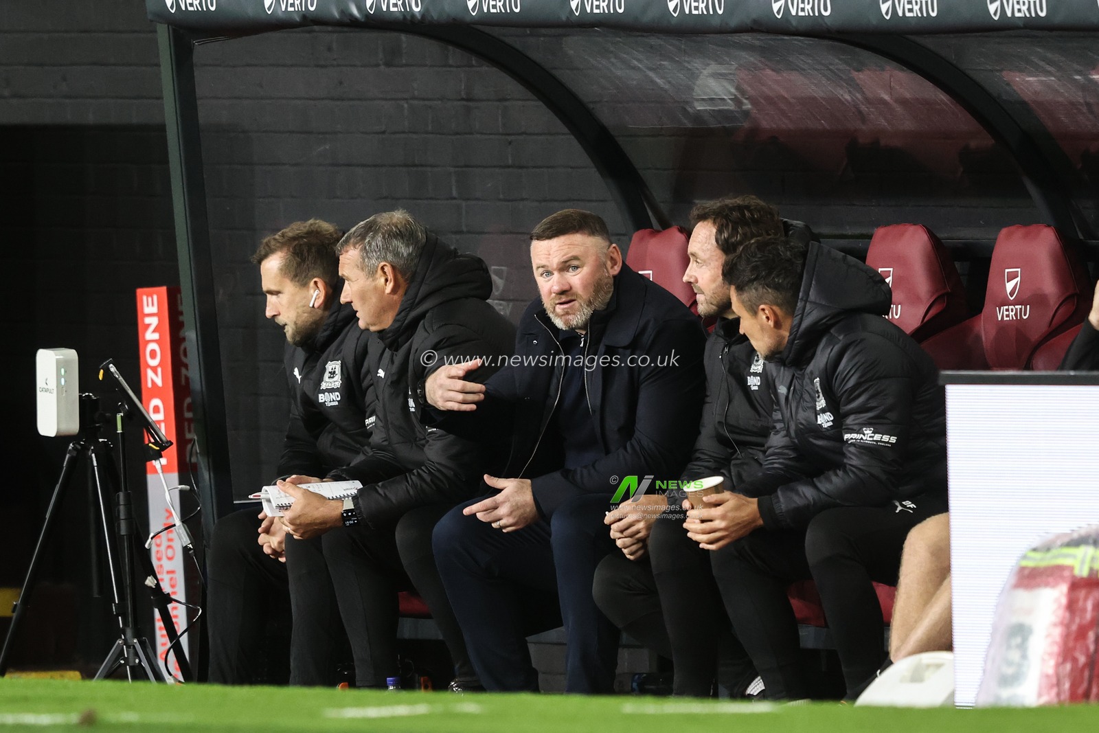 Wayne Rooney manager of Plymouth Argyle speaks to his bench during the Sky Bet Championship match Burnley vs Plymouth Argyle at Turf Moor, Burnley, United Kingdom, 1st October 2024

(Photo by Alfie Cosgrove/News Images)