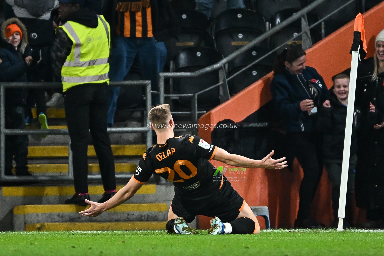 Liam Delap #20 of Hull City celebrates his goal to make it 1-0 during the Sky Bet Championship match Hull City vs Huddersfield Town at MKM Stadium, Hull, United Kingdom, 11th November 2023

(Photo by Craig Thomas/News Images)