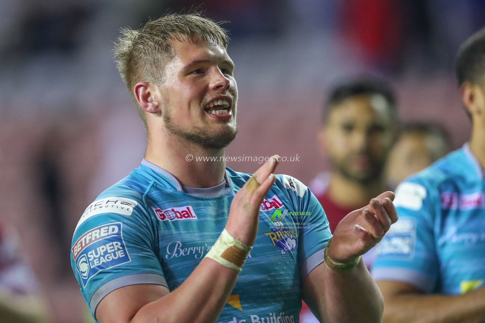 Tom Holroyd #18 of Leeds Rhinos applauds the travelling fans after the Betfred Super League Round 12 match Wigan Warriors vs Leeds Rhinos at DW Stadium, Wigan, United Kingdom, 12th May 2023

(Photo by Gareth Evans/News Images)