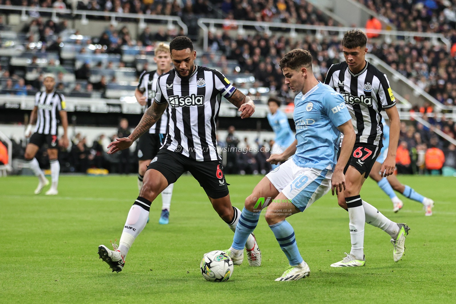 JuliÃ¡n Ãlvarez #19 of Manchester City breaks with the ball during the Carabao Cup Third Round match Newcastle United vs Manchester City at St. James's Park, Newcastle, United Kingdom, 27th September 2023

(Photo by Mark Cosgrove/News Images)