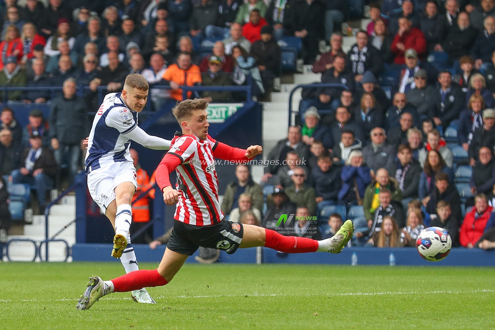 Conor Townsend #3 of West Bromwich Albion has a shot at goal during the Sky Bet Championship match West Bromwich Albion vs Sunderland at The Hawthorns, West Bromwich, United Kingdom, 23rd April 2023

(Photo by Gareth Evans/News Images)