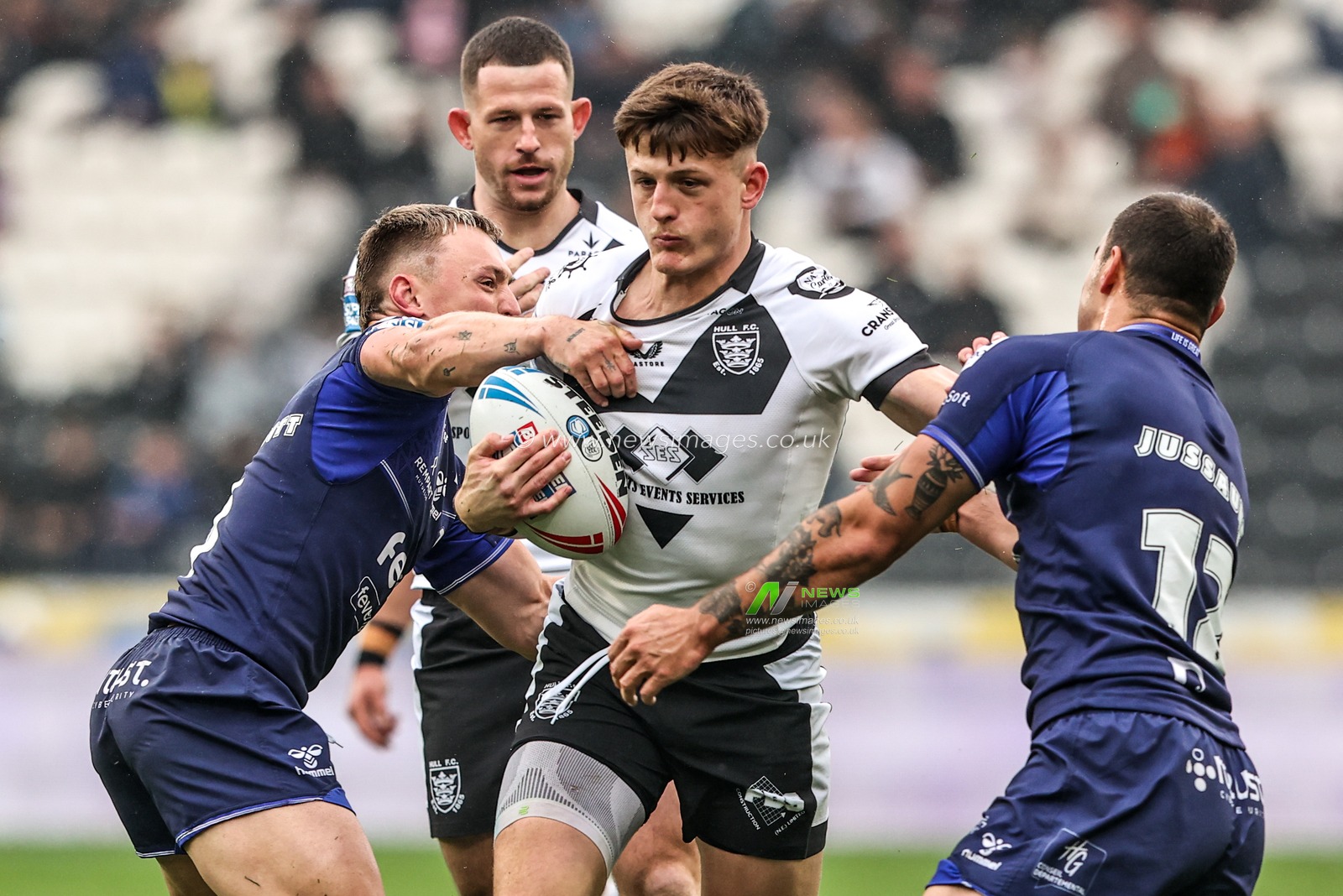 Davy Litten of Hull FC is tackled by Mathieu Jussaume of Toulouse Olympique during the Betfred Super League round 10 match Hull FC vs Toulouse Olympique at MKM Stadium, Hull, United Kingdom on 03 May 2026

(Photo by Alfie Cosgrove/News Images)