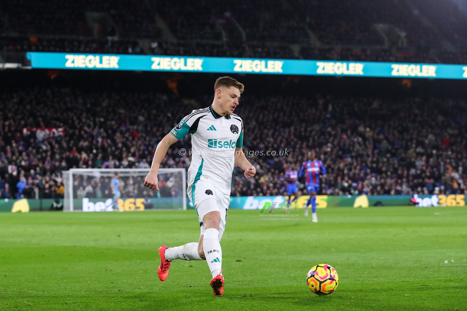 Harvey Barnes of Newcastle United goes forward with the ball during the Premier League match Crystal Palace vs Newcastle United at Selhurst Park, London, United Kingdom, 30th November 2024

(Photo by Gareth Evans/News Images)