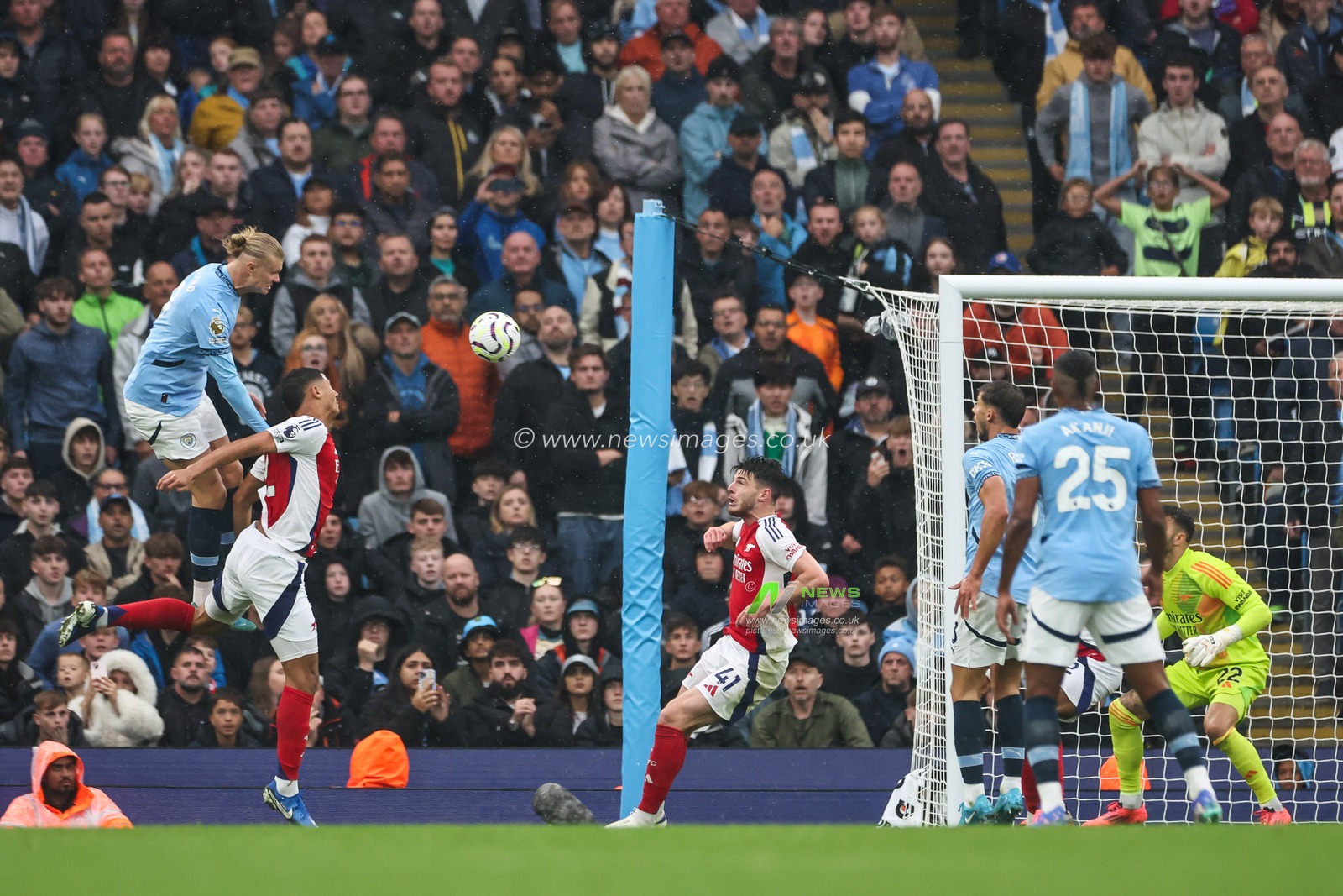 Erling Haaland of Manchester City heads on goal during the Premier League match Manchester City vs Arsenal at Etihad Stadium, Manchester, United Kingdom, 22nd September 2024

(Photo by Mark Cosgrove/News Images)