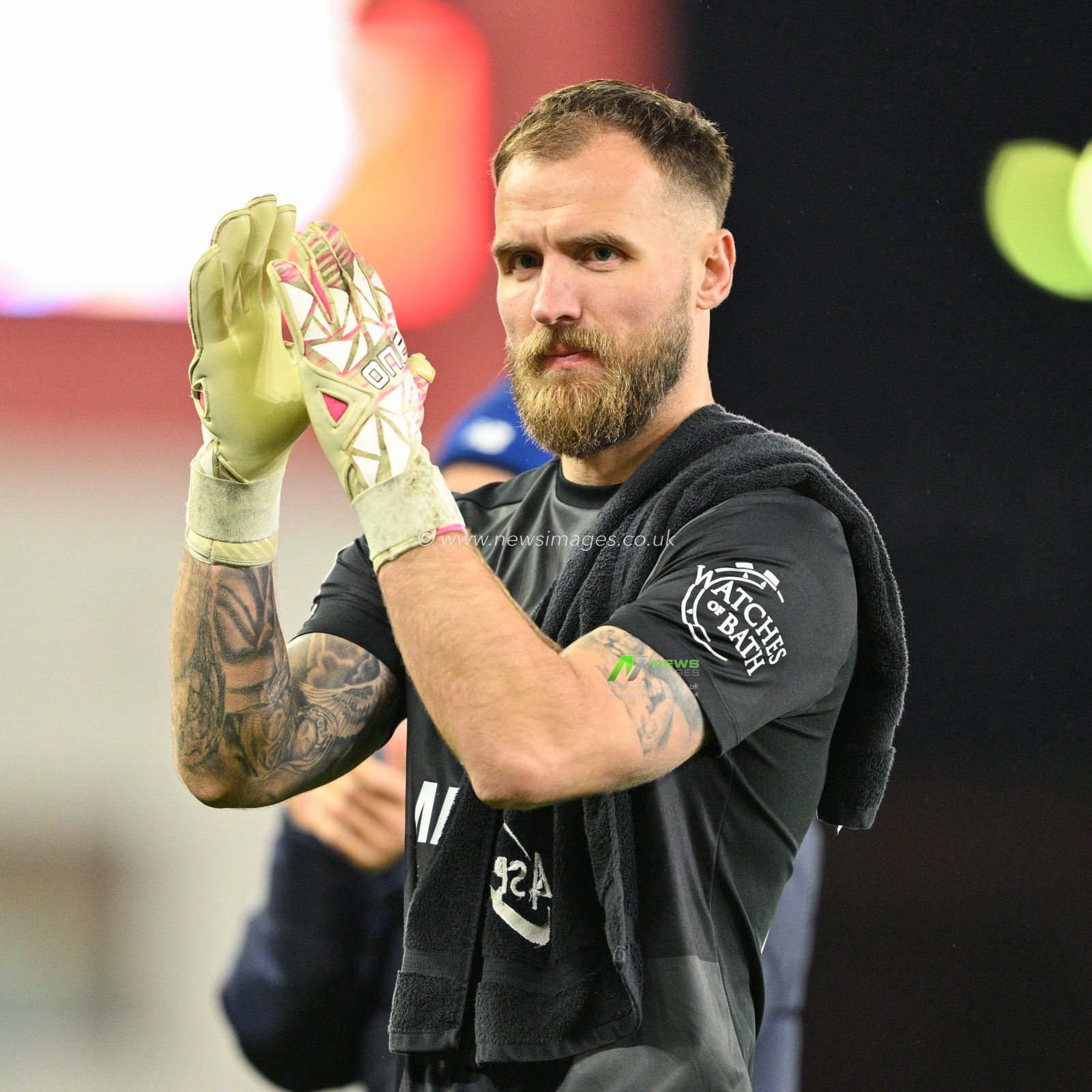Jak Alnwick 21# of Cardiff City Association Football Club claps fans at full time, during the Sky Bet Championship match Stoke City vs Cardiff City at Bet365 Stadium, Stoke-on-Trent, United Kingdom, 4th November 2023

(Photo by Cody Froggatt/News Images)