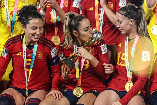 Olga Carmona #19 of Spain kisses the trophy during the FIFA Women's World Cup 2023 Final match Spain Women vs England Women at Stadium Australia, Sydney, Australia, 20th August 2023

(Photo by Patrick Hoelscher/News Images)