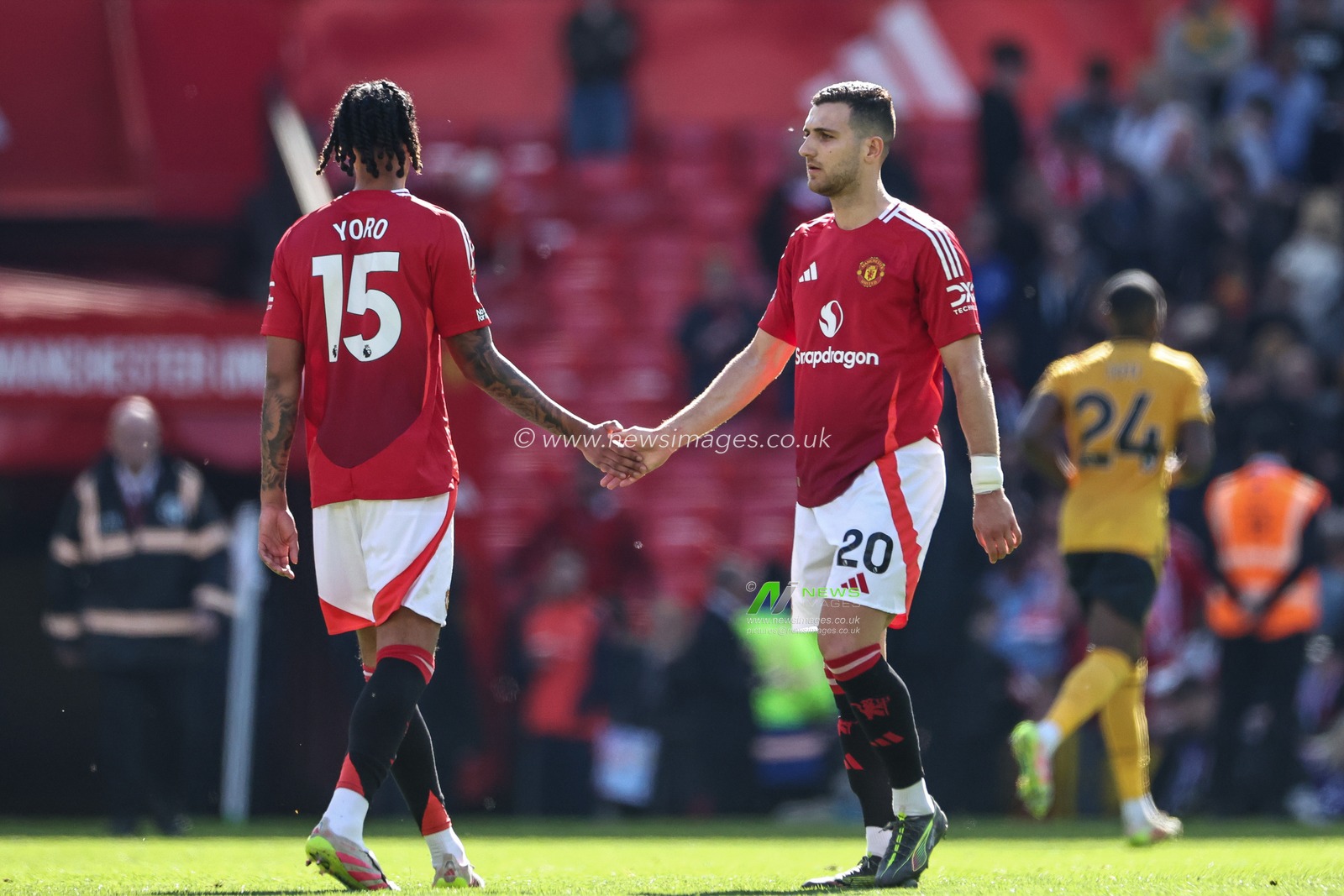 Leny Yoro of Manchester United and Diogo Dalot of Manchester United high five after the Premier League match Manchester United vs Wolverhampton Wanderers at Old Trafford, Manchester, United Kingdom, 20th April 2025

(Photo by Mark Cosgrove/News Images)