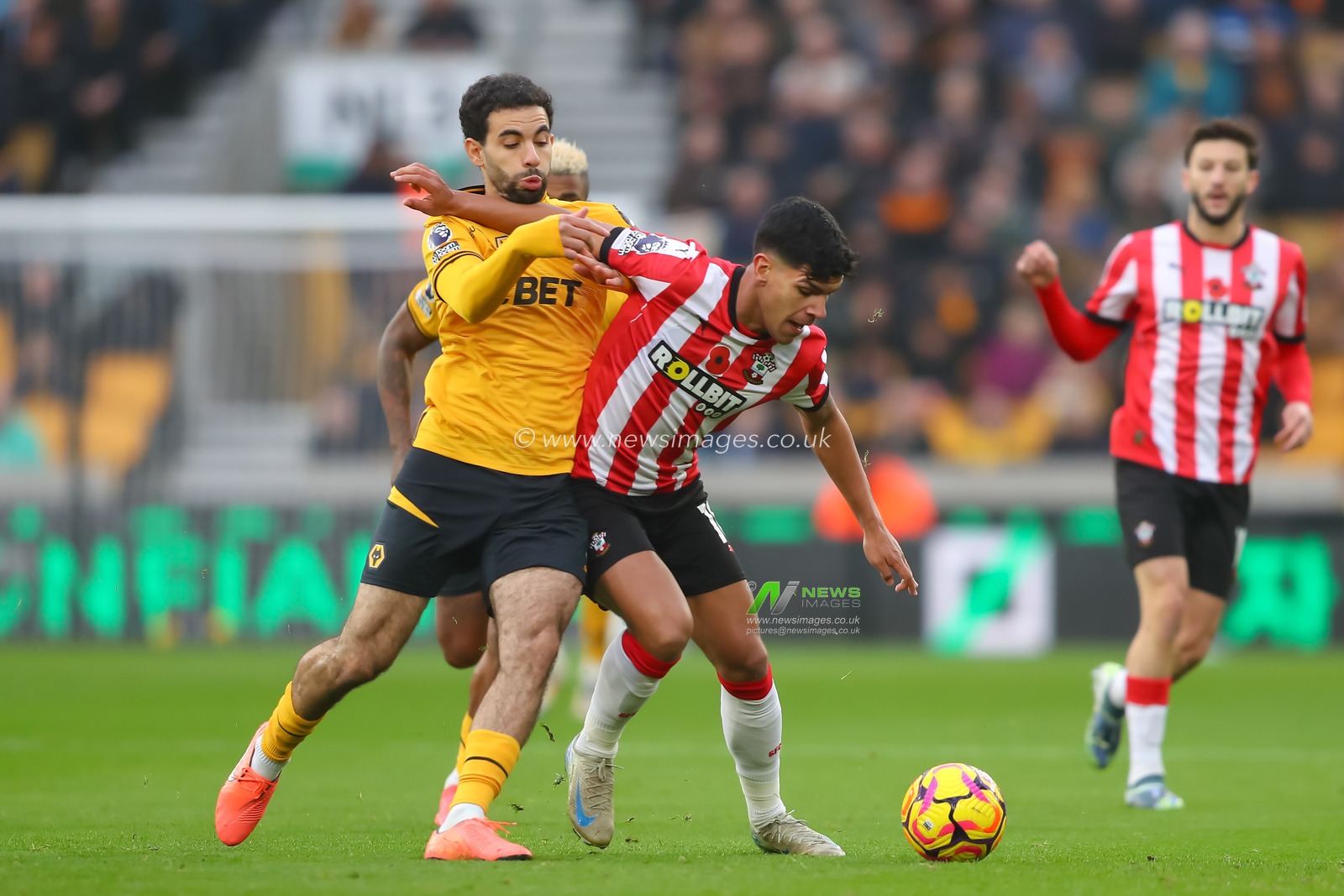 Mateus Fernandes of Southampton holds off Rayan AÃ¯t-Nouri of Wolverhampton Wanderers during the Premier League match Wolverhampton Wanderers vs Southampton at Molineux, Wolverhampton, United Kingdom, 9th November 2024

(Photo by Gareth Evans/News Images)