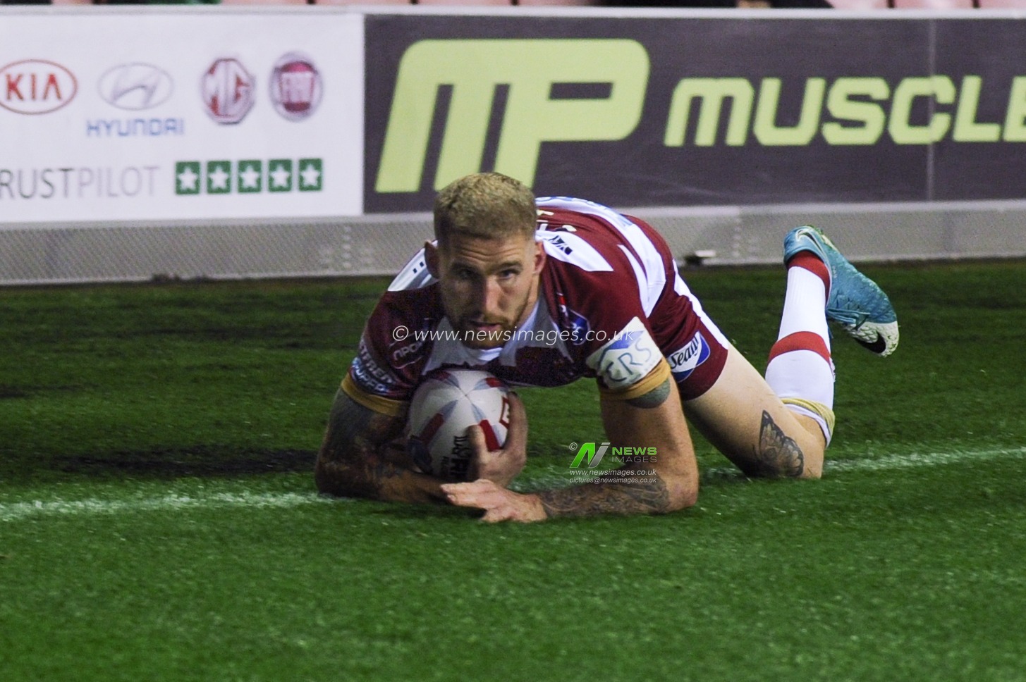 5th October 2018 , DW Stadium, Wigan, England;  Betfred Super League Super 8s Semi-Final, Wigan Warriors v Castleford Tigers ; Sam Tomkins of Wigan Warriors scores scores a try

Credit: Richard Long/News Images