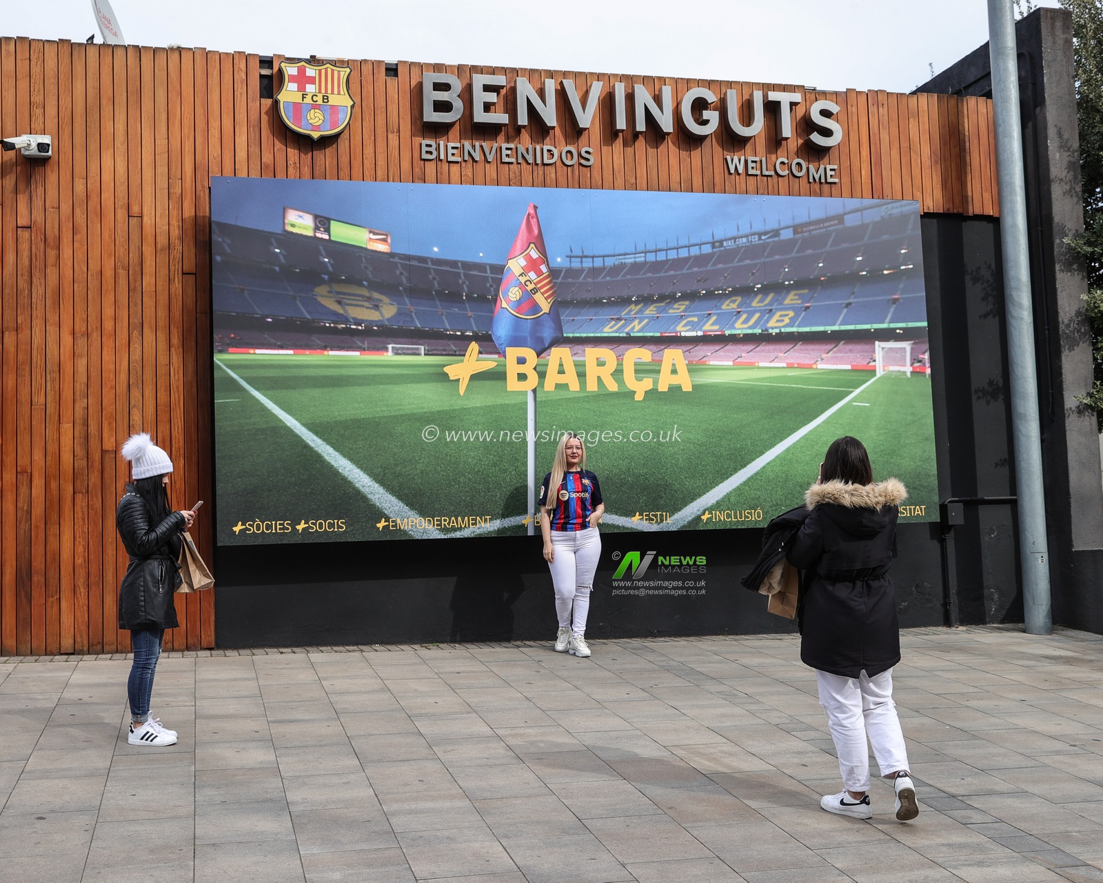A Barcelona fan having a selfie in front of Spotify Camp Nou poster during the UEFA Europa League Knockout Round Play-Offs Barcelona vs Manchester United at Spotify Camp Nou, Barcelona, Spain, 16th February 2023

(Photo by Mark Cosgrove/News Images)