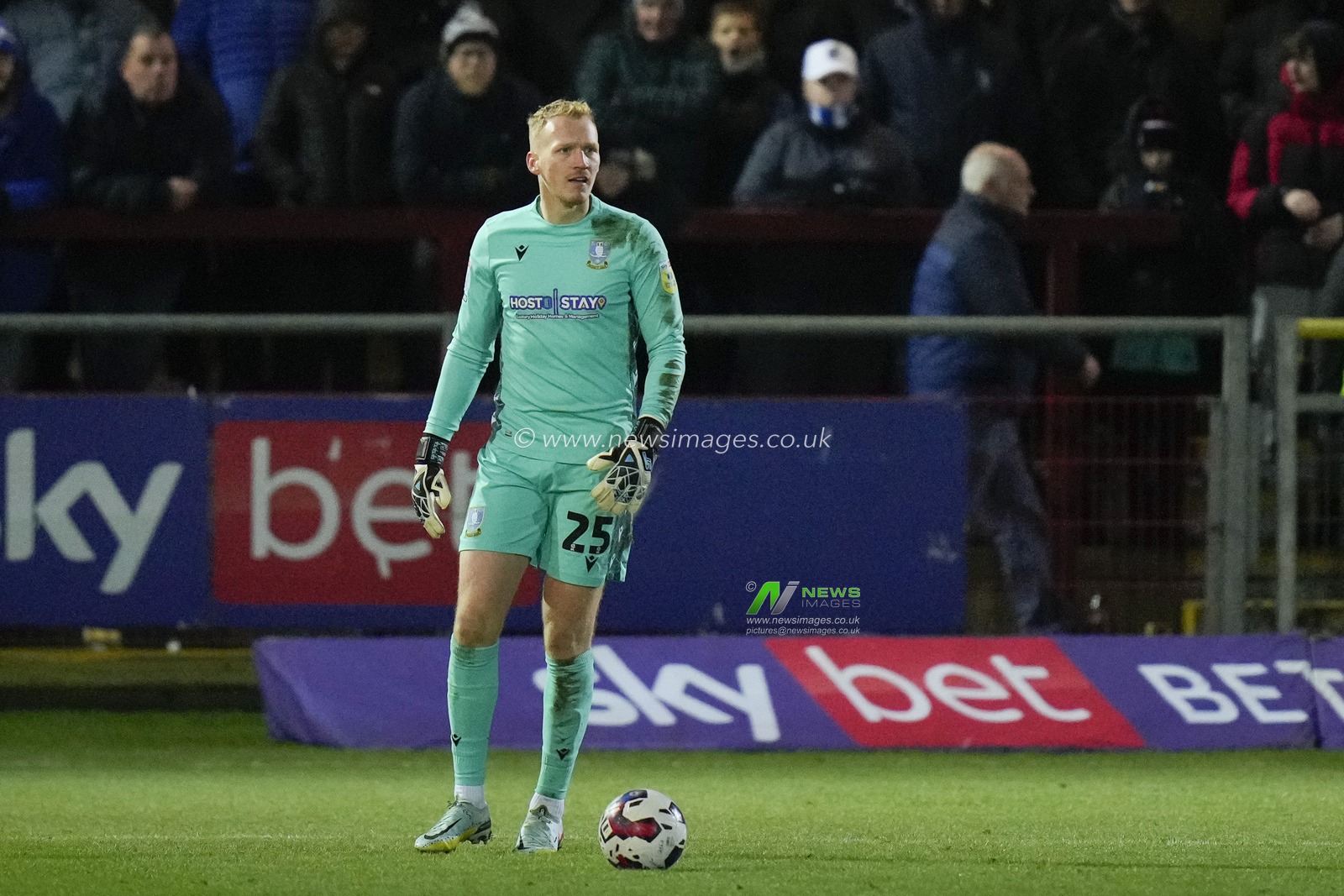 Cameron Dawson #25 of Sheffield Wednesday during the Sky Bet League 1 match Fleetwood Town vs Sheffield Wednesday at Highbury Stadium, Fleetwood, United Kingdom, 26th December 2022

(Photo by Steve Flynn/News Images)