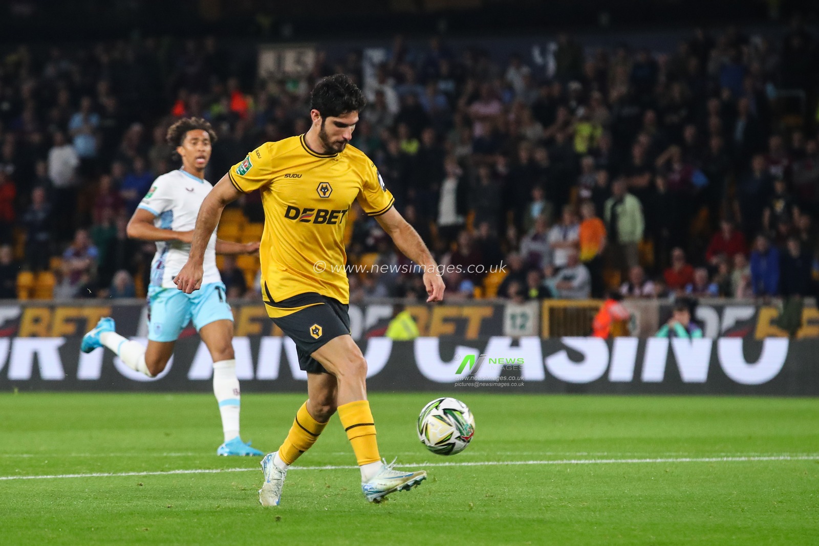 GonÃ§alo Guedes of Wolverhampton Wanderers scores a goal to make it 0-2 during the Carabao Cup match Wolverhampton Wanderers vs Burnley at Molineux, Wolverhampton, United Kingdom, 28th August 2024

(Photo by Gareth Evans/News Images)