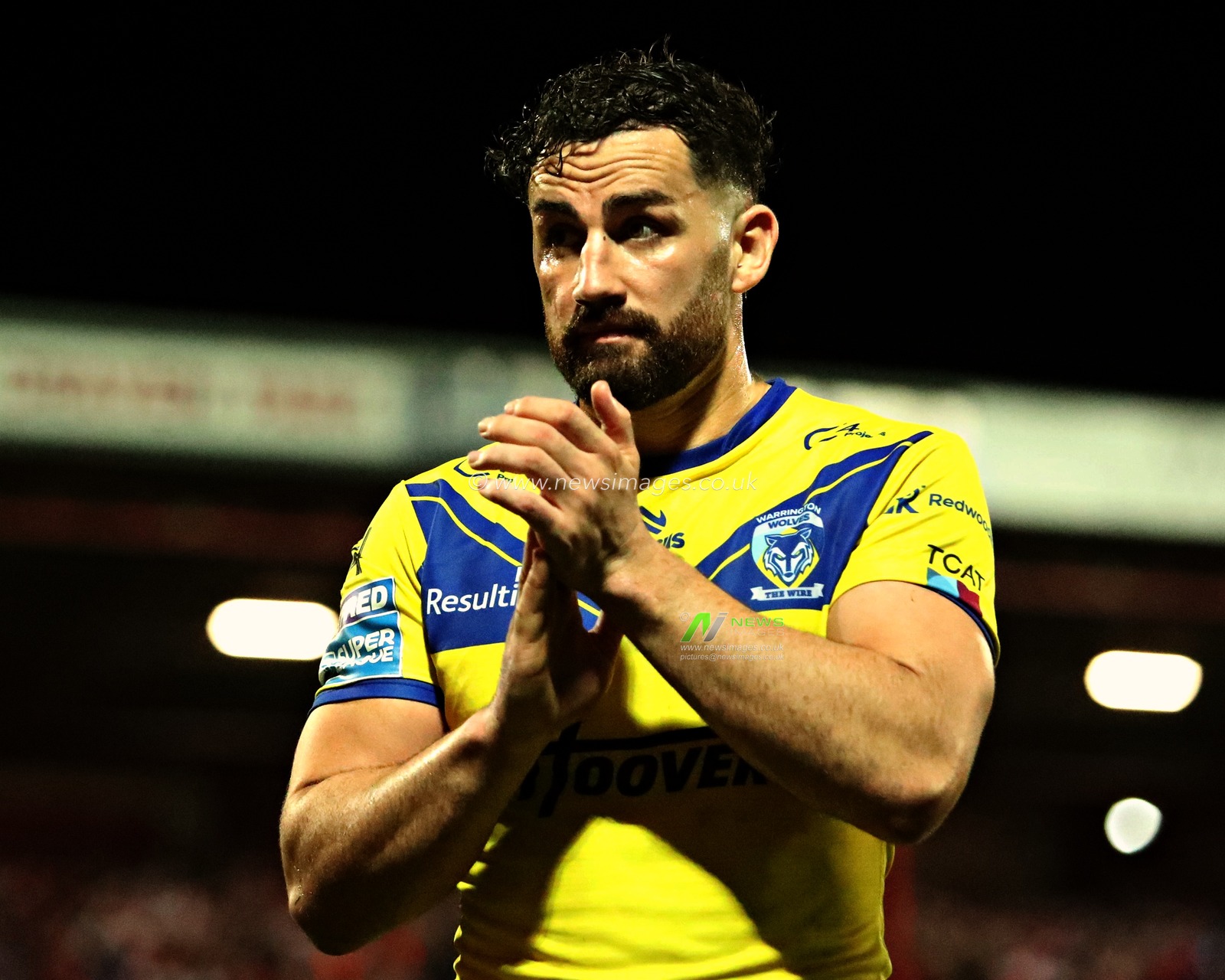 Toby King of Warrington Wolves applauds the fans after  the Betfred Super League round 27 match Hull KR vs Warrington Wolves at Sewell Group Craven Park, Kingston upon Hull, United Kingdom, 18th September 2025(Photo by Sam Eaden/News Images)