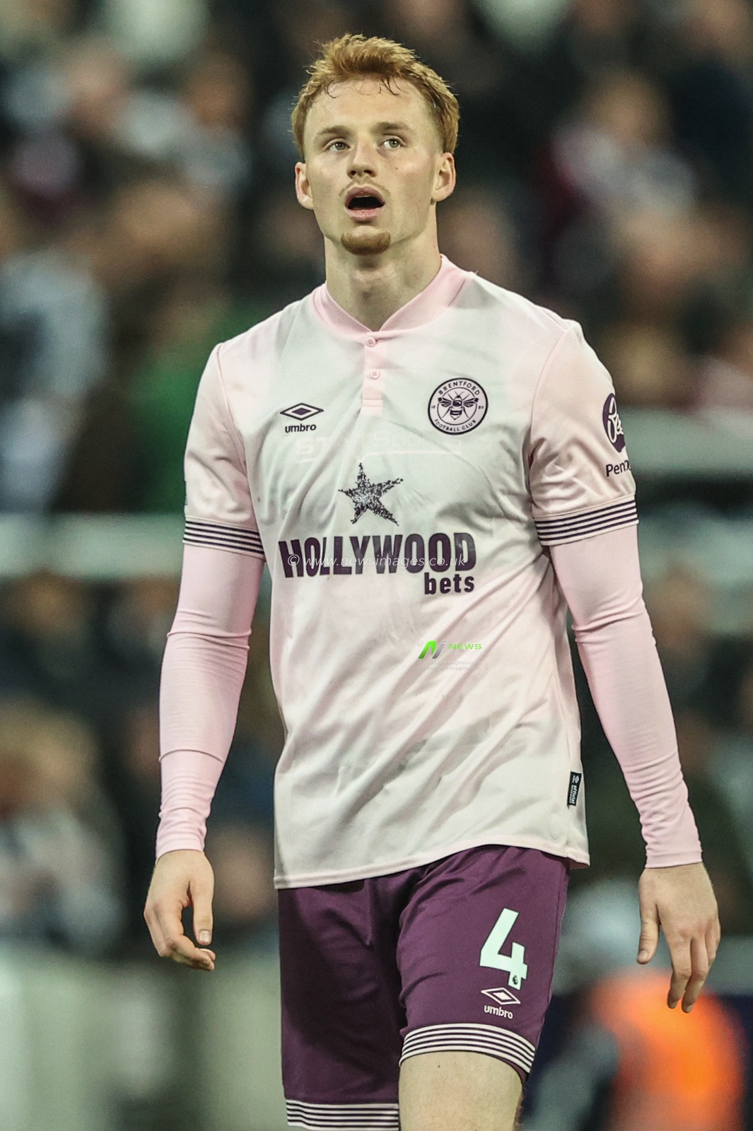 Sepp van den Berg of Brentford during the Premier League match Newcastle United vs Brentford at St. James's Park, Newcastle, United Kingdom, 2nd April 2025

(Photo by Alfie Cosgrove/News Images)