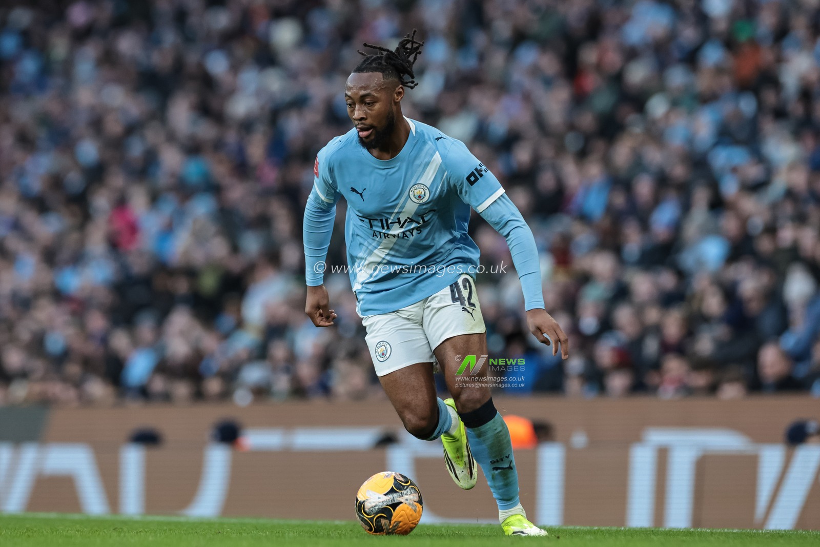 Antoine Semenyo of Manchester City breaks with the ball during the Emirates FA Cup Third Round match Manchester City vs Exeter City at Etihad Stadium, Manchester, United Kingdom, 10th January 2026

(Photo by Mark Cosgrove/News Images)
