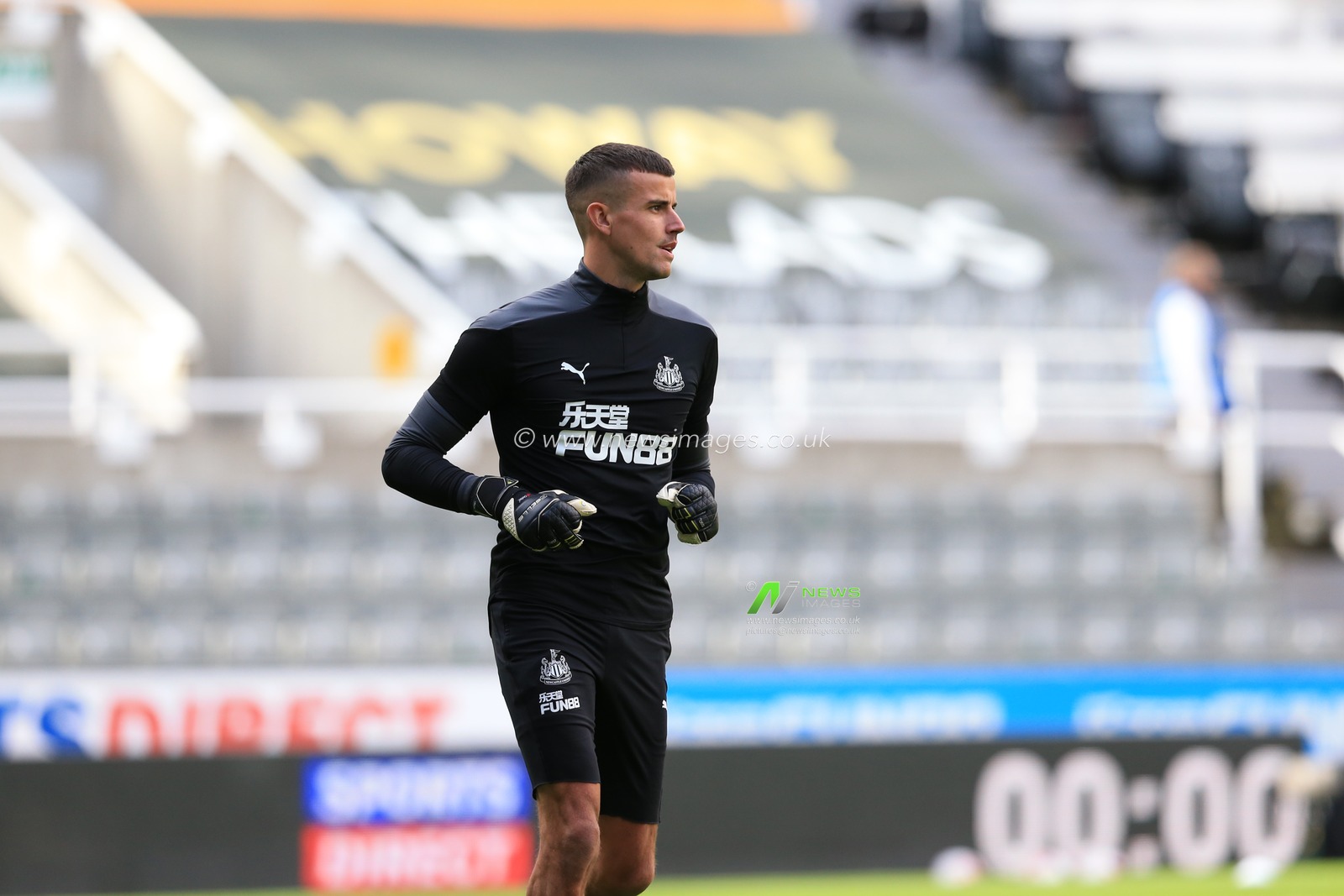 Karl Darlow (26) of Newcastle United during the pre-game warmup