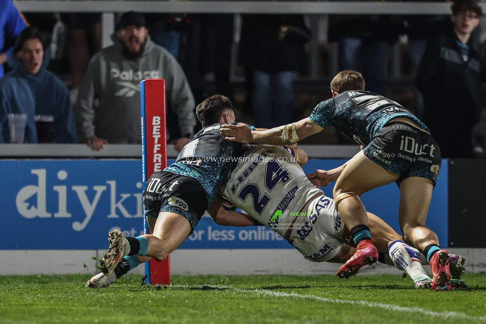 Matty Russell of Wakefield Trinity goes over for a try during the Betfred Challenge Cup Quarter Final match Wakefield Trinity vs Leigh Leopards at DIY Kitchens Stadium, Wakefield, United Kingdom, 4th April 2025

(Photo by Alfie Cosgrove/News Images)