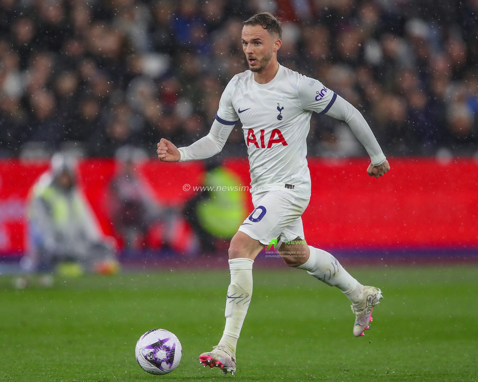 James Maddison of Tottenham Hotspur breaks with the ball during the Premier League match West Ham United vs Tottenham Hotspur at London Stadium, London, United Kingdom, 2nd April 2024

(Photo by Gareth Evans/News Images)
