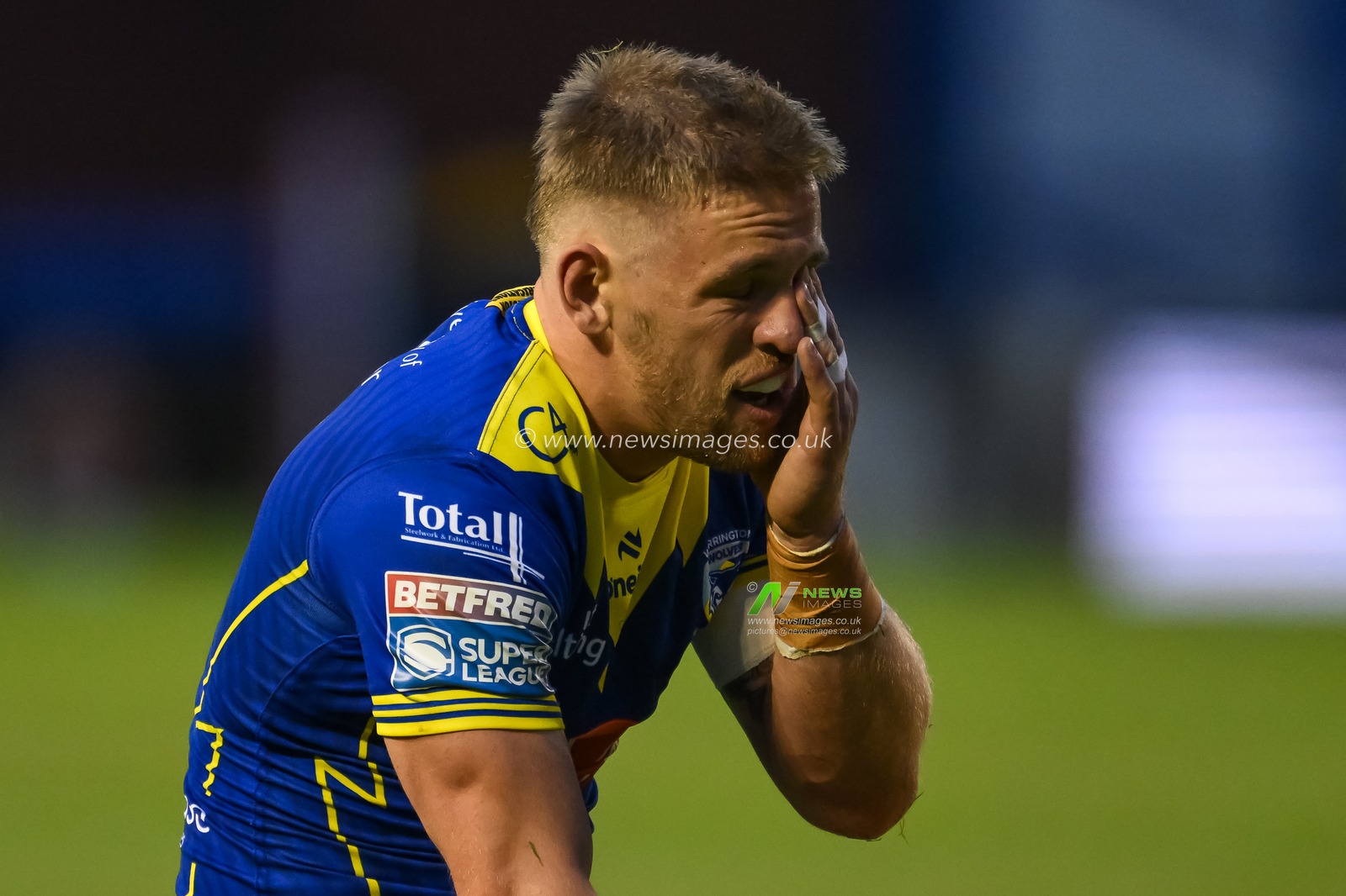 Matt Dufty of Warrington Wolves clutches face after taking a knock to the head during the Betfred Super League Round 17 match Warrington Wolves vs Leeds Rhinos at Halliwell Jones Stadium, Warrington, United Kingdom, 11th July 2024

(Photo by Craig Thomas/News Images)