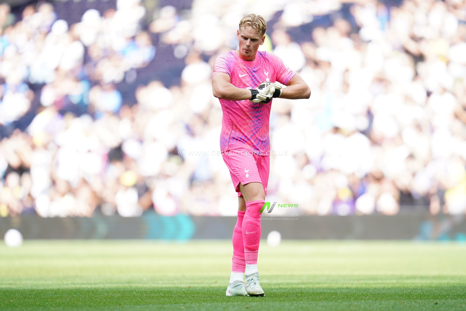 Tottenham Hotspur goalkeeper Antonin Kinsky during the pre-season friendly match Tottenham Hotspur vs Hoffenheim at Tottenham Hotspur Stadium, London, United Kingdom on 15 August 2026

(Photo by Harvey Murphy/News Images)