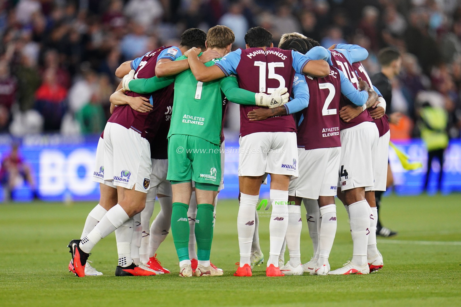 West Ham players huddle before kick off during the Sky Bet Championship match West Ham United vs Wolverhampton Wanderers at London Stadium, London, United Kingdom on 01 September 2026

(Photo by Harvey Murphy/News Images)