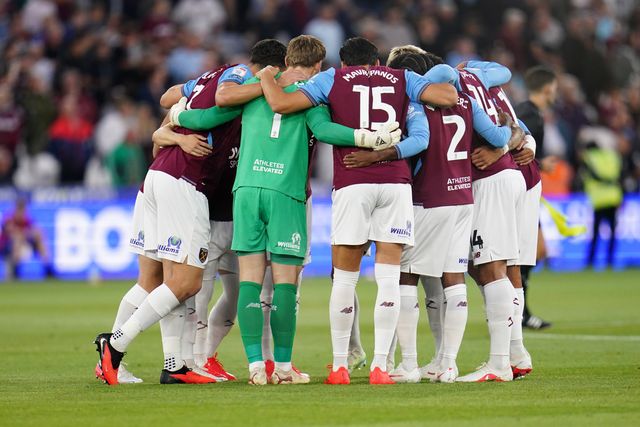 West Ham players huddle before kick off during the Sky Bet Championship match West Ham United vs Wolverhampton Wanderers at London Stadium, London, United Kingdom on 01 September 2026

(Photo by Harvey Murphy/News Images)