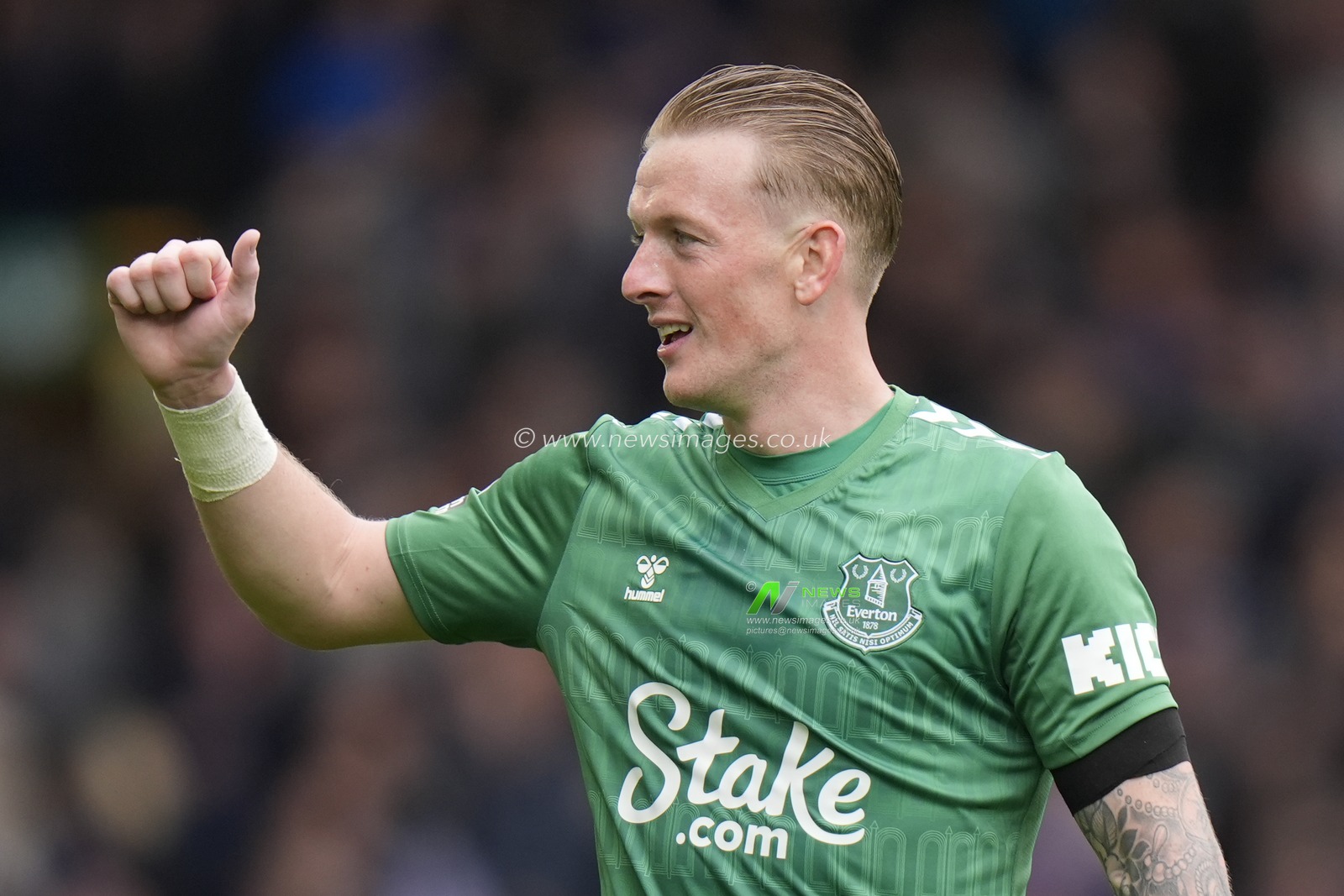 Jordan Pickford of Everton salutes the fans after the Premier League match Everton vs Nottingham Forest at Goodison Park, Liverpool, United Kingdom, 21st April 2024

(Photo by Steve Flynn/News Images)