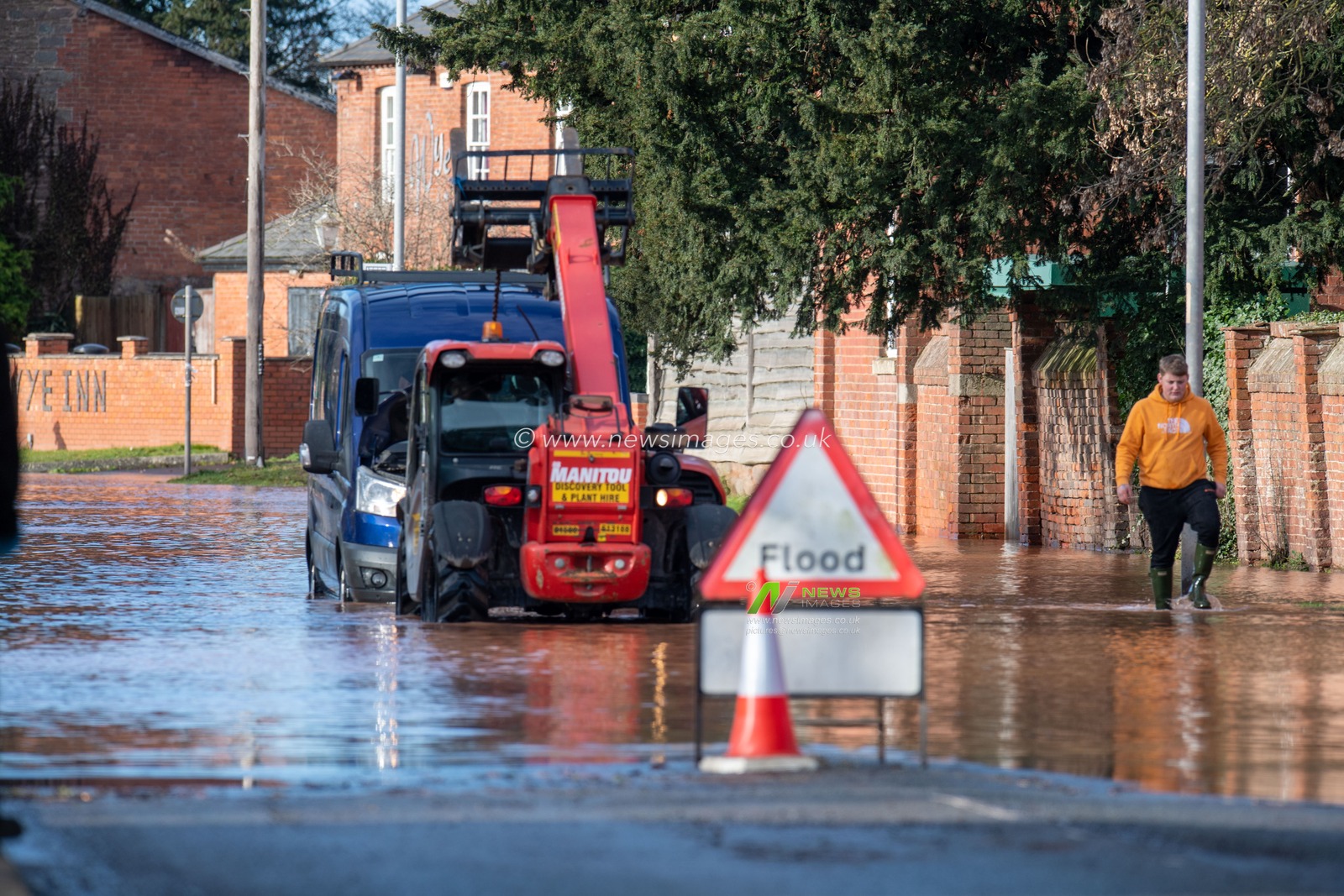 The rescue vehicle arrives to pull the van from the rising flood waters