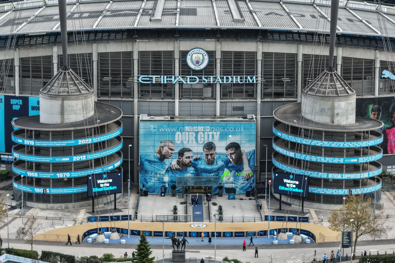The Players entrance with a Erling Haaland, Bernardo Silva, Rodrigo and and Ruben Dias of Manchester City mural on the wall during the Premier League match Manchester City vs Liverpool at Etihad Stadium, Manchester, United Kingdom, 9th November 2025

(Photo by Mark Cosgrove/News Images)

*** GER AUT SUI OUT ***
