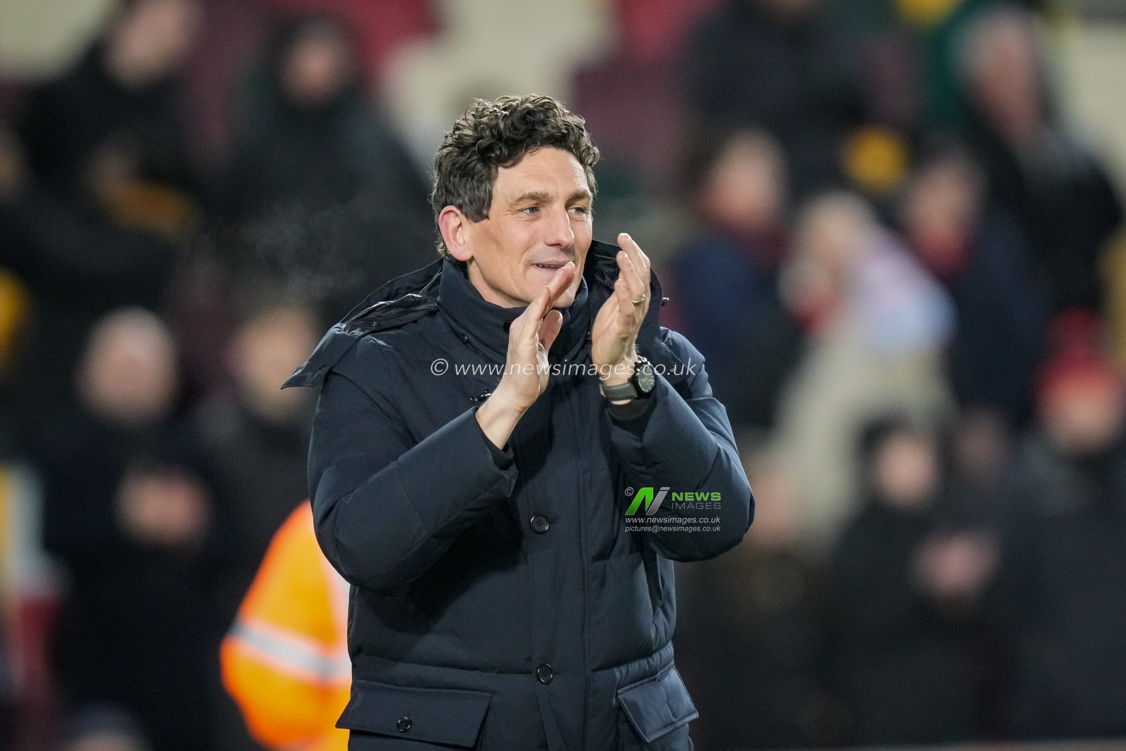 Keith Andrews manager of Brentford applauds the fans after the final whistle during the Premier League match Brentford vs Sunderland at The Gtech Community Stadium, London, United Kingdom, 7th January 2026

(Photo by Maynard Manyowa/News Images)

*** GER AUT SUI OUT ***