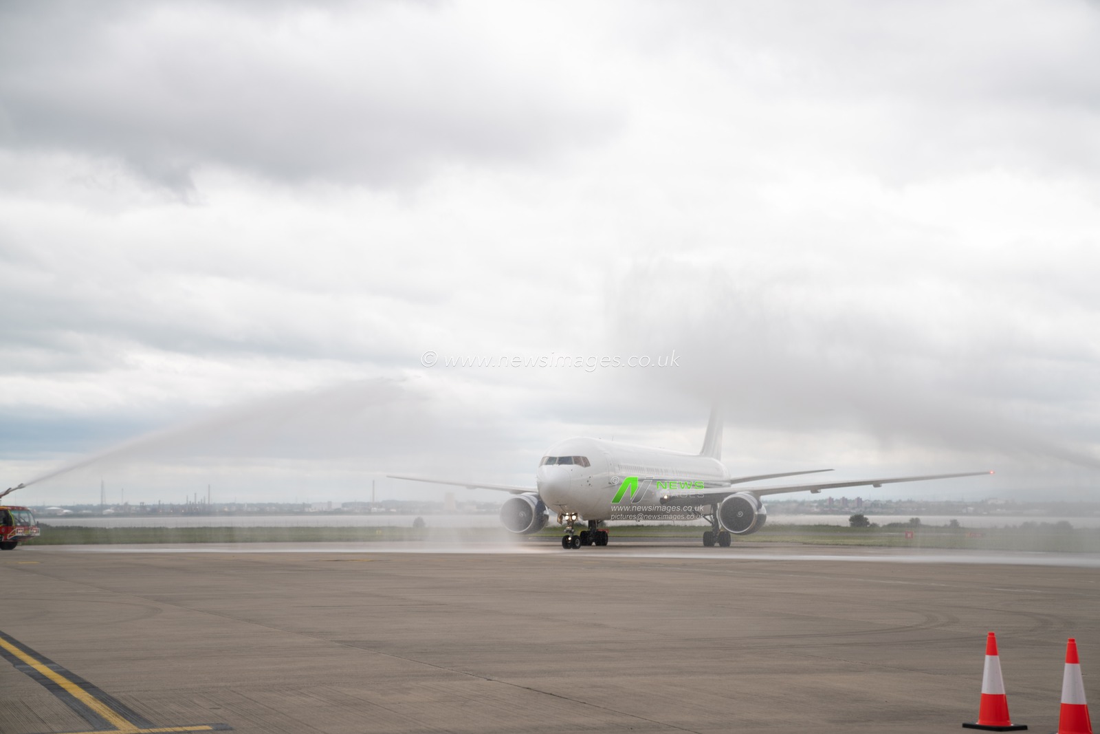 The airplane carrying the Liverpool Football team and European Cup lands at Liverpool airport to a water arch salute.


2nd June 2019 , Liverpool, England; UEFA Champions League, Liverpool FC Champions League winners celebrations and open top bus parade ; 


Credit: Terry Donnelly/News Images
