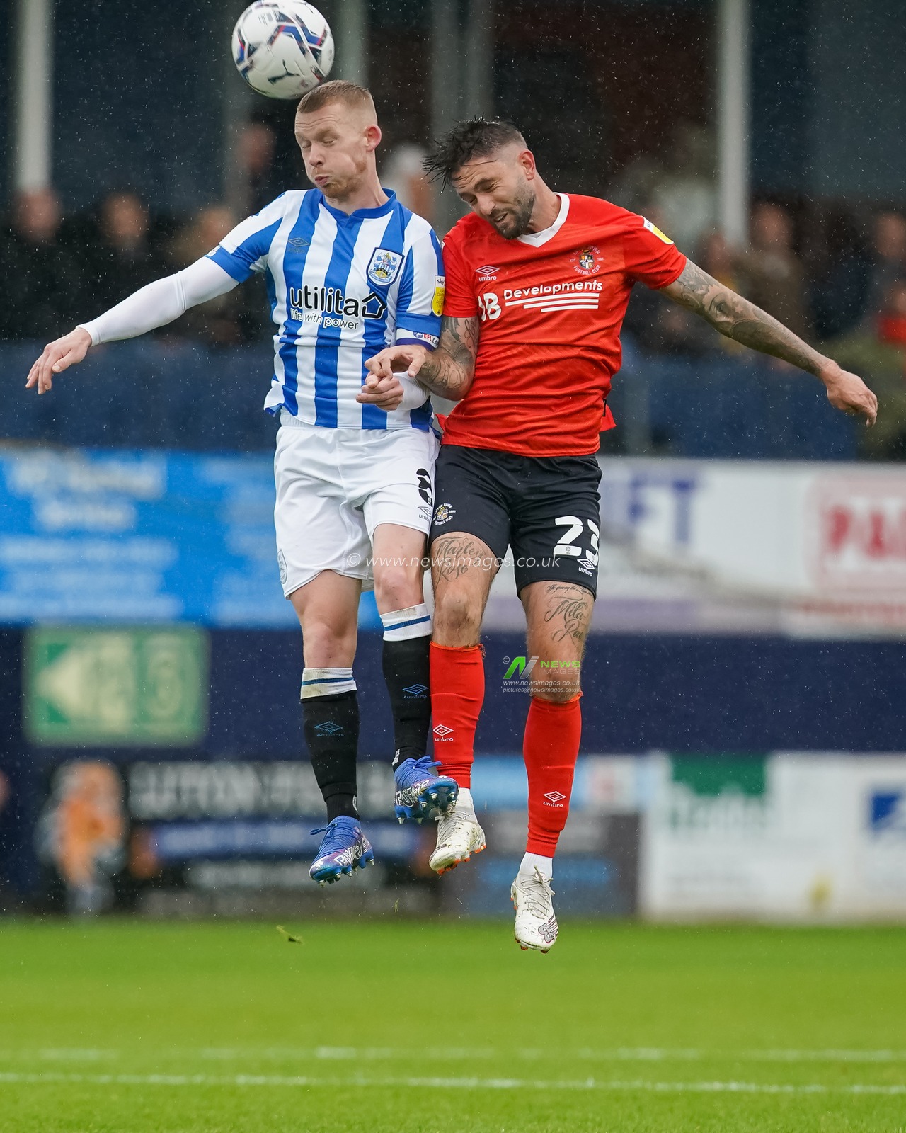 Lewis O'Brien #8 of Huddersfield Town battle for the ball Henri Lansbury #23 of Luton Town