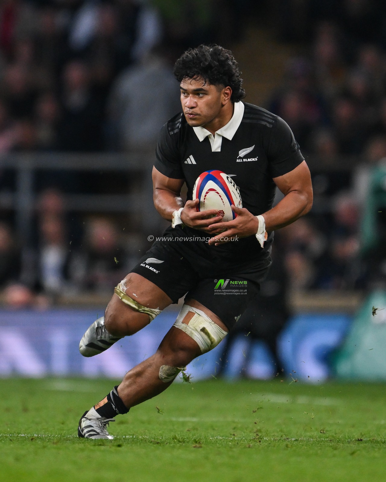 Wallace Sititi of New Zealand makes a break during the Autumn Nations Series match England vs New Zealand at Allianz Stadium,, Twickenham, United Kingdom, 2nd November 2024

(Photo by Craig Thomas/News Images)
