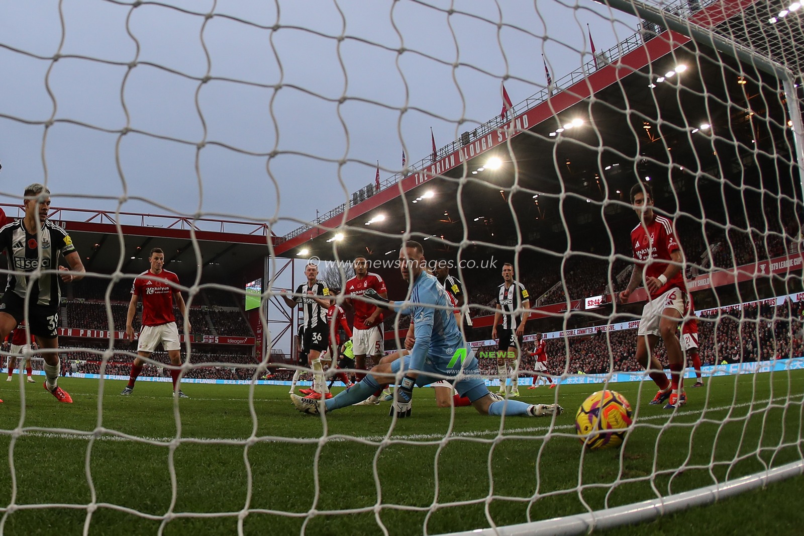 Alexander Isak of Newcastle scores to make it 1-1 during the Premier League match Nottingham Forest vs Newcastle United at City Ground, Nottingham, United Kingdom, 10th November 2024

(Photo by Alfie Cosgrove/News Images)