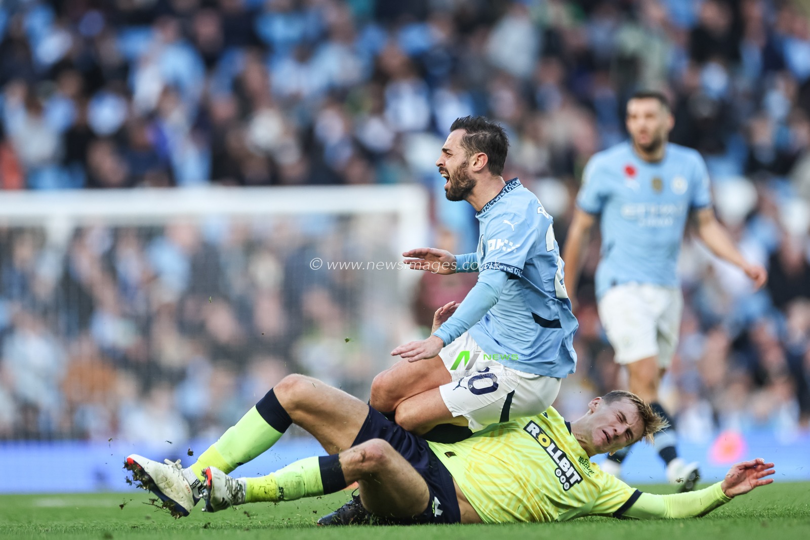 Flynn Downes of Southampton fouls Bernardo Silva of Manchester City during the Premier League match Manchester City vs Southampton at Etihad Stadium, Manchester, United Kingdom, 26th October 2024

(Photo by Mark Cosgrove/News Images)
