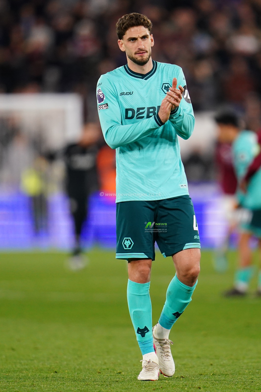Santiago Bueno of Wolverhampton Wanderers applauds away support at full time during the Premier League match West Ham United vs Wolverhampton Wanderers at London Stadium, London, United Kingdom on 10 April 2026

(Photo by Harvey Murphy/News Images)