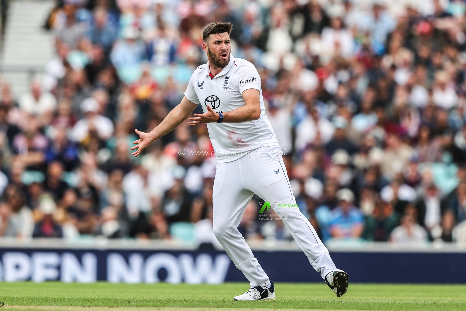 Jamie Overton of England reacts during the Rothesay 5th Rothesay Test Day 1 Match England v India at The Kia Oval, London, United Kingdom, 31st July 2025

(Photo by Alfie Cosgrove/News Images)