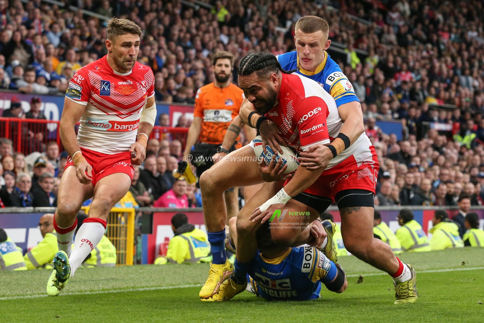 Konrad Burrell #23 of St Helens makes a dash for the try line during the 25th Betfred Super League Grand Final match St Helens vs Leeds Rhinos at Old Trafford, Manchester, United Kingdom, 24th September 2022

(Photo by David Greaves/News Images)