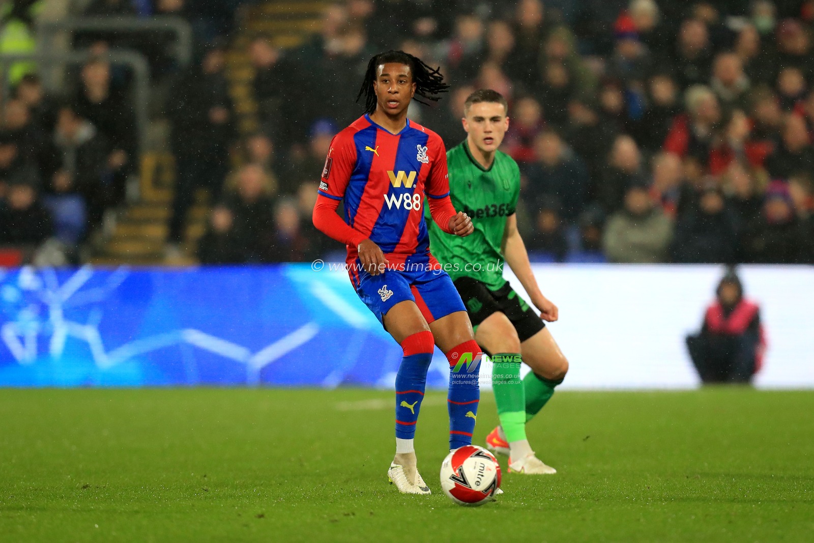 Michael Olise #7 of Crystal Palace passing the ball.