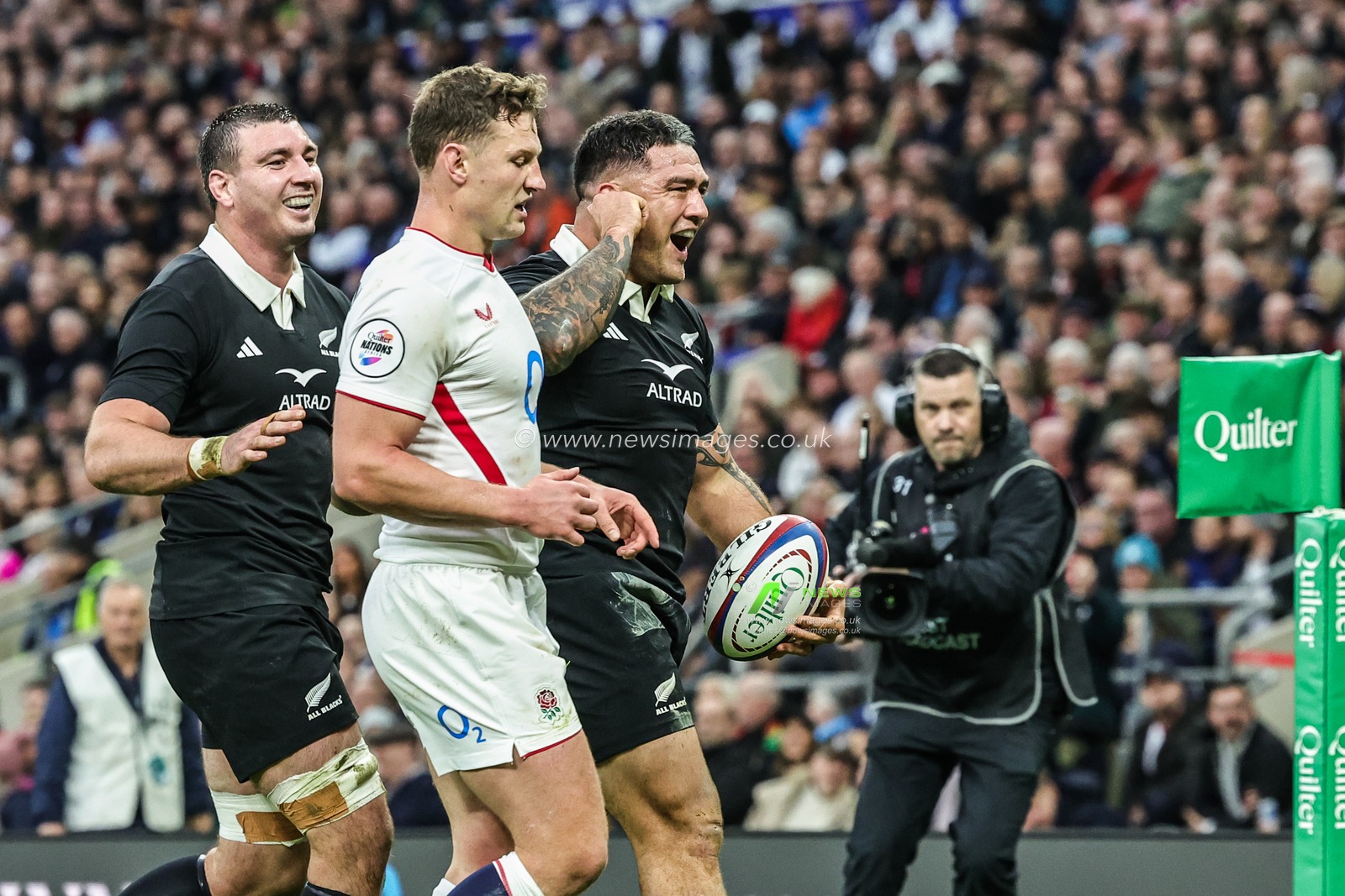 Codie Taylor of New Zealand celebrates his try during the Quilter Nations Series 2025 match England vs New Zealand at Allianz Stadium, Twickenham, United Kingdom, 15th November 2025

(Photo by Mark Cosgrove/News Images)

*** GER AUT SUI OUT ***