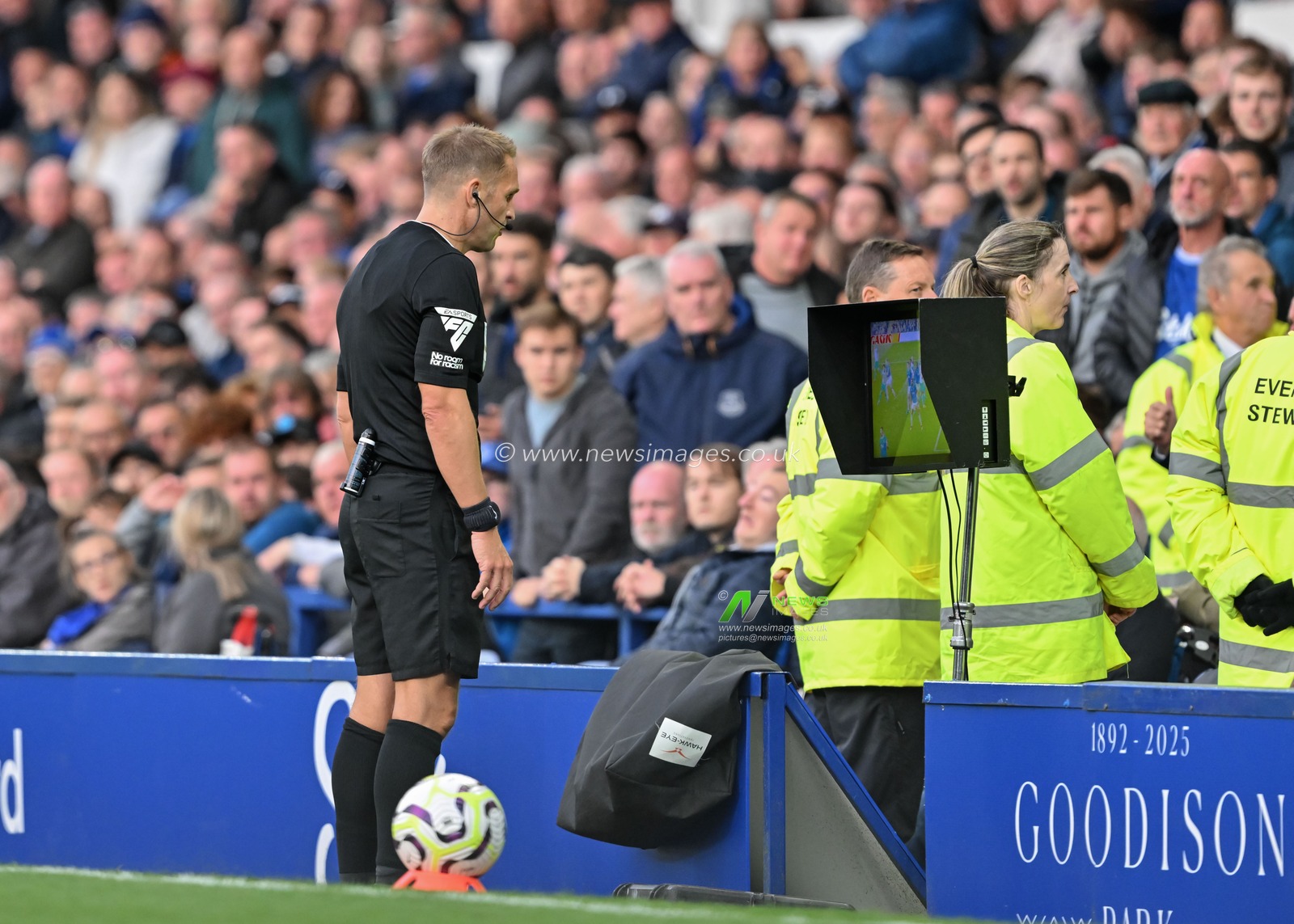Referee Craig Pawson checks the VAR for a Everton foul during the Premier League match Everton vs Newcastle United at Goodison Park, Liverpool, United Kingdom, 5th October 2024

(Photo by Cody Froggatt/News Images)