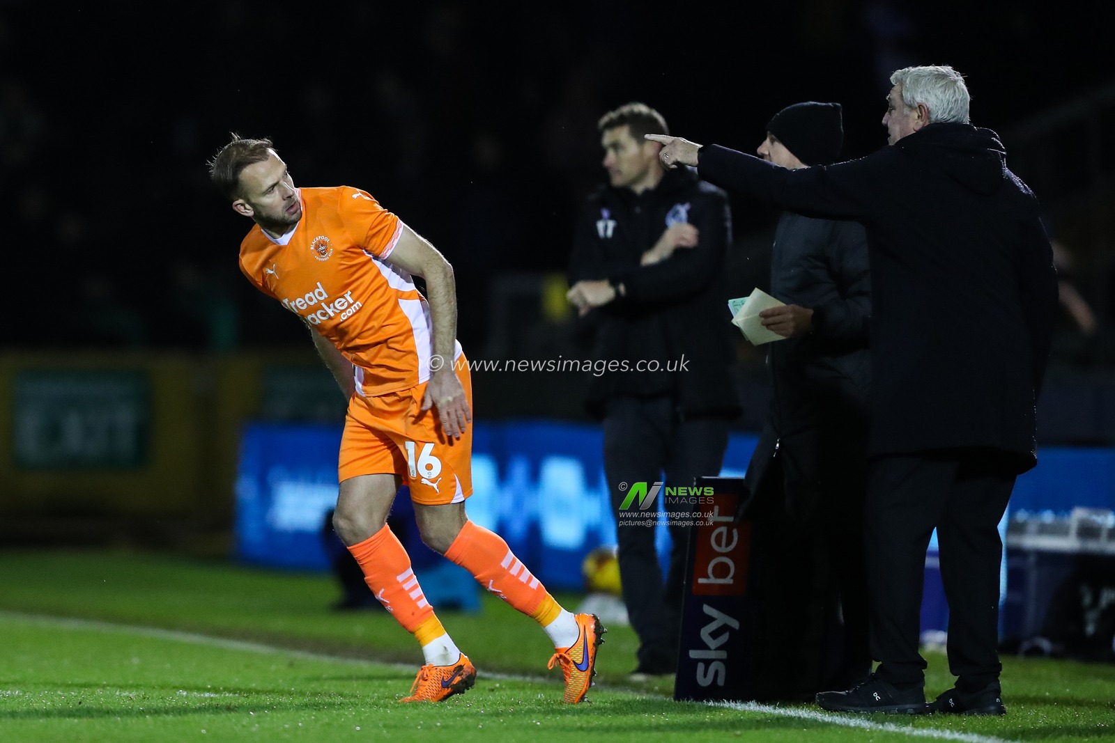 Steve Bruce head coach of Blackpool gives Jordan Rhodes of Blackpool instructions during the Sky Bet League 1 match Bristol Rovers vs Blackpool at Memorial Stadium, Bristol, United Kingdom, 26th November 2024

(Photo by Gareth Evans/News Images)